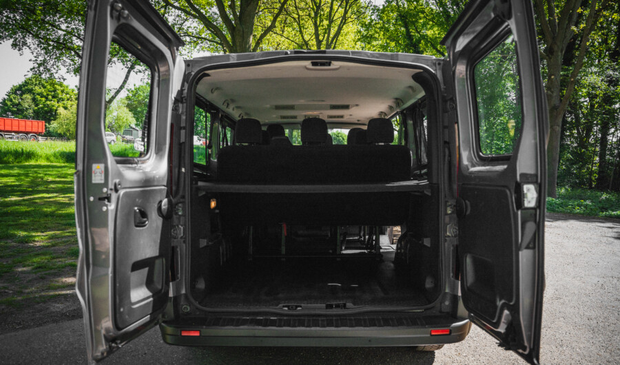 9-person van extra long with unlimited mileage